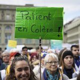 Les physiothérapeutes et des patients ont manifesté contre les projets du Conseil fédéral vendredi à Berne. KEYSTONE/PETER KLAUNZER